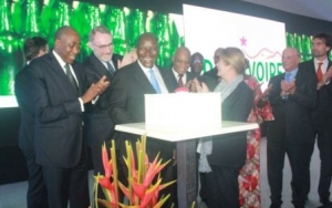 M. Duncan active le bouton-poussoir marquant l'inauguration officielle de Brassivoire