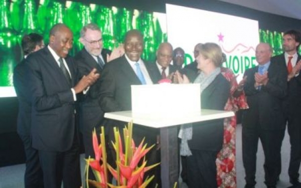 M. Duncan active le bouton-poussoir marquant l'inauguration officielle de Brassivoire