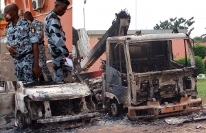 Des policiers de Daloa bless&eacute;s et des v&eacute;hicules de la CIE incendi&eacute;s (Photo AIP)