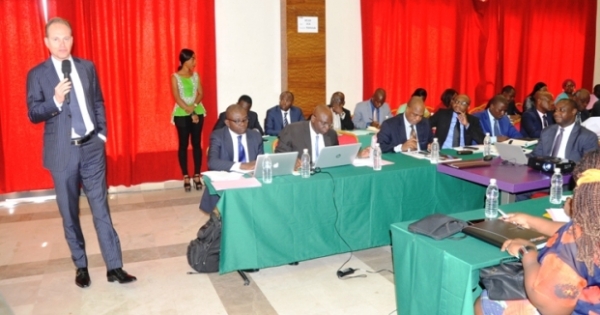 Le repr&eacute;sentant du Groupe de la banque mondiale, Steve Utterwulghe, lors de sa pr&eacute;sentation