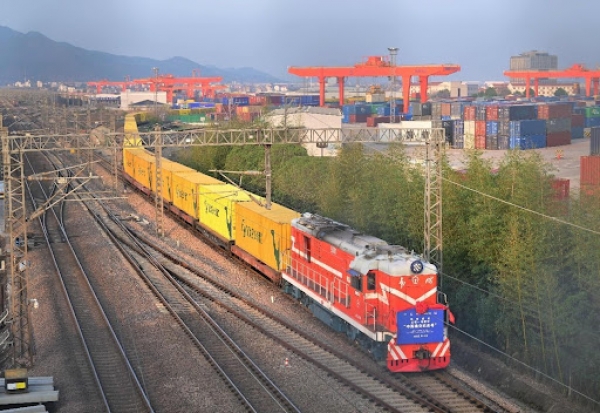 Chine: mise en service de la ligne de train de fret Chine-Europe
