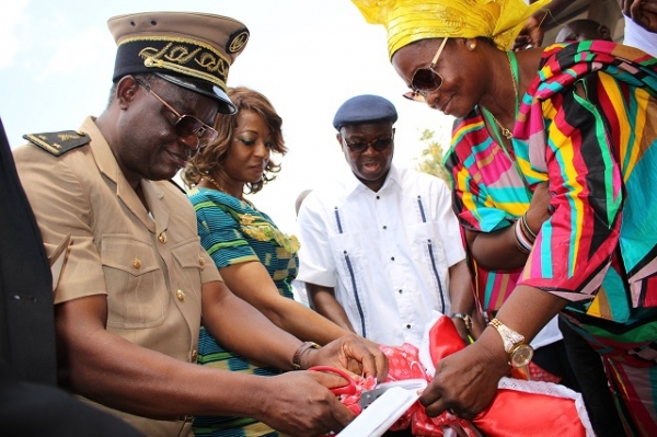 Le pr&eacute;fet N'guessan Brice coupant le ruban &agrave; l'entr&eacute;e de la nouvelle cantine de Soungassou