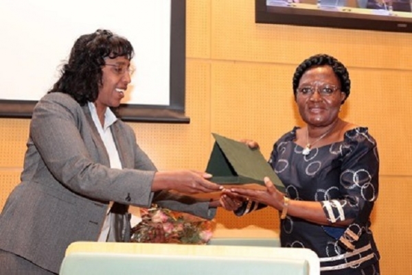 Recherche en Afrique : les femmes encourag&eacute;es &agrave; la production scientifique pour le d&eacute;veloppement social, &eacute;conomique et environnemental de nos soci&eacute;t&eacute;s.