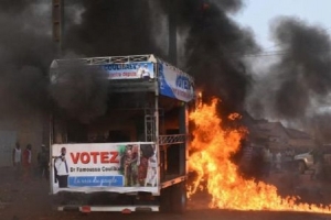 Un camion podium incendi&eacute; du candidat Famoussa Coulibaly de l'UDPCI a &eacute;t&eacute; incendi&eacute; par des inconnus