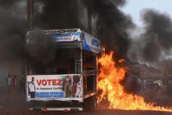 Un camion podium incendi&eacute; du candidat Famoussa Coulibaly de l'UDPCI a &eacute;t&eacute; incendi&eacute; par des inconnus