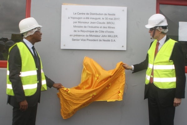 MM. Brou et Miller d&eacute;voilent la plaque murale du centre de distribution de Nestl&eacute;