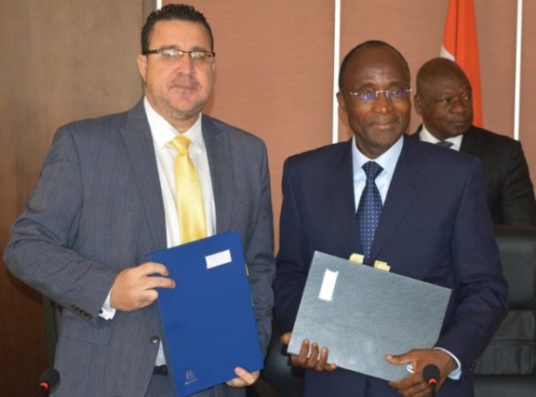 Le ministre ivoirien de l'Economie et des Finances, Adama Kon&eacute;, et le directeur des Op&eacute;rations de la Banque mondiale, Pierre Laporte