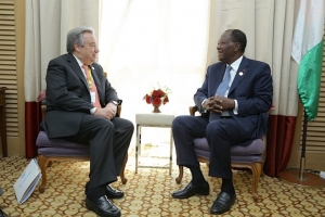 Antonio Guteres (&agrave; gauche), ici avec le pr&eacute;sident ivoirien Alassane Ouattara entend r&eacute;volutionner l'ONU