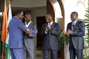 Sous l'&eacute;gide des pr&eacute;sidents ivoirien et togolais, respectivement Alassane Ouattara (au mileu) et Faure Gnasingb&eacute; (&agrave; l'extr&ecirc;me droite) l'ex-pr&eacute;sident b&eacute;ninois Yayi boni (&agrave; l'extr&ecirc;me gauche) et Patrice Talon (au milieu &agrave; gauche) ont mis fin &agrave; plusieurs ann&eacute;es de querelles (Photo Pr&eacute;sidence CI)