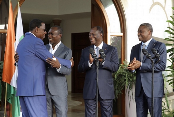 Sous l'&eacute;gide des pr&eacute;sidents ivoirien et togolais, respectivement Alassane Ouattara (au mileu) et Faure Gnasingb&eacute; (&agrave; l'extr&ecirc;me droite) l'ex-pr&eacute;sident b&eacute;ninois Yayi boni (&agrave; l'extr&ecirc;me gauche) et Patrice Talon (au milieu &agrave; gauche) ont mis fin &agrave; plusieurs ann&eacute;es de querelles (Photo Pr&eacute;sidence CI)