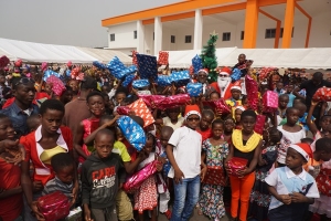 Arbre de No&euml;l: 3500 enfants ivres de joie &agrave; Yopougon