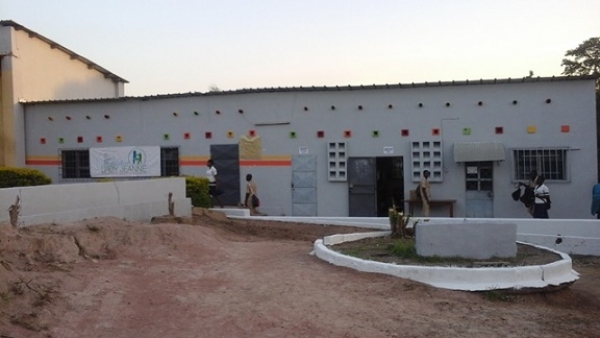 un aper&ccedil;u de la biblioth&egrave;que du coll&egrave;ge de Bouafl&eacute;