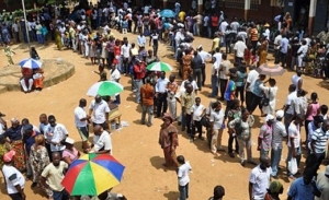 Des &eacute;lecteurs ivoiriens lors d'une &eacute;lection (Image d'archives)