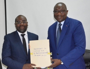 Le ministre Fran&ccedil;ois Amichia re&ccedil;oit les r&eacute;sultats d'une &eacute;tude sur la professionnalisation du sport en C&ocirc;te d'Ivoire