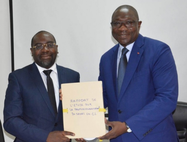 Le ministre Fran&ccedil;ois Amichia re&ccedil;oit les r&eacute;sultats d'une &eacute;tude sur la professionnalisation du sport en C&ocirc;te d'Ivoire