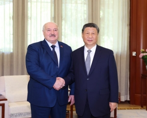 Xi Jinping rencontre le pr&eacute;sident b&eacute;larusse