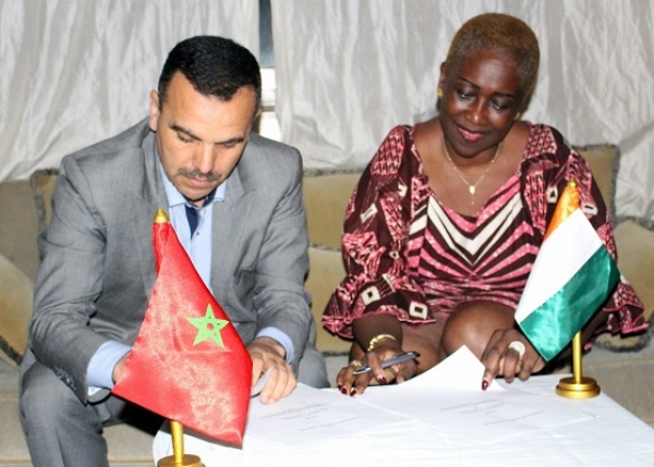 Le maire de Kaniasso Chantal Fanny (&agrave; droite), lors de la signature de l'accord d'int&eacute;gration de sa commune dans le R&eacute;seau mondial des m&eacute;dinas et au d&eacute;veloppement des patrimoines (RMMDP)