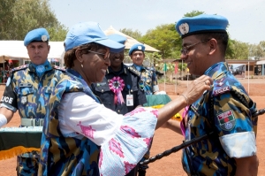 LA RSSG, Mme AICHATOU MINDAOUDOU PRESIDE LA CEREMONIE DE REMISE DE MEDAILLE A LA POLICE BANGLADESH.