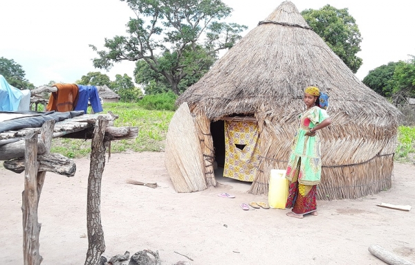 La jeune Sidib&eacute; Aminata devant sa case &agrave; Alibougou (Photo AIP)