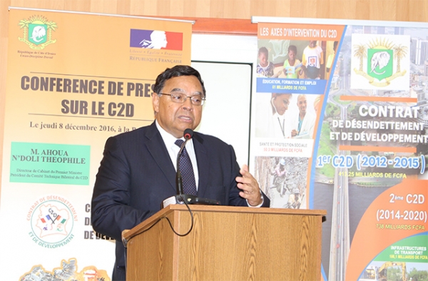 L'Ambassadeur de la France, M. Georges SERRE, le jeudi 8 d&eacute;cembre 2016 &agrave; la conf&eacute;rence de presse sur le C2D &agrave; Abidjan