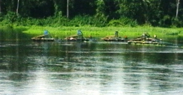 Plate forme install&eacute;e au milieu du fleuve &agrave; partir de laquelle se fait le dragage des profondeurs du fleuve