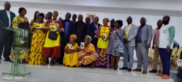 C&ocirc;te d'Ivoire/4&egrave;me &eacute;dition FECA : l'UNESCO offre 230 t&eacute;l&eacute;phones &agrave; des femmes &agrave; Koumassi