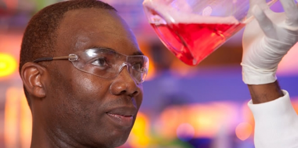 Un scientifique africain. Photo: &copy; 2011, Charlotte Raymond Photography for International AIDS Vaccine Initiative (IAVI)/Flickr