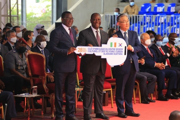 Alassane Ouattara a inaugur&eacute; le "Centre Sportif, Culturel et des TIC ivoiro-cor&eacute;en Alassane OUATTARA"