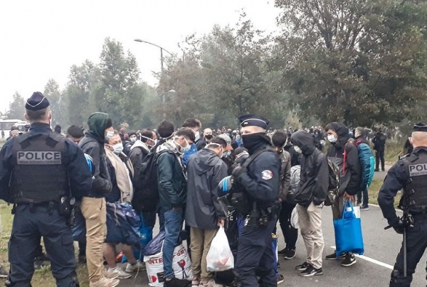 France/ Calais: D&eacute;mant&egrave;lement d'un campement de migrants