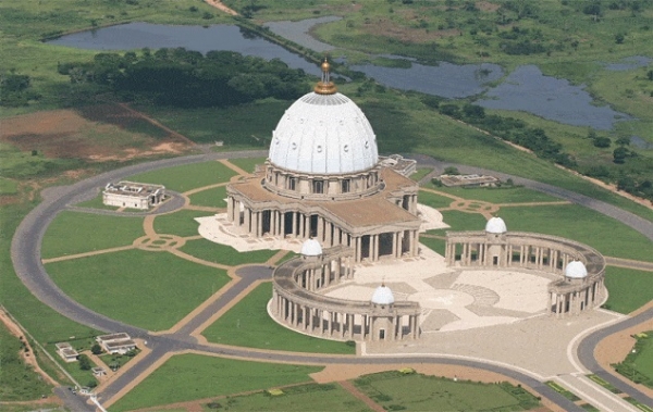 La Basilique Notre Dame de la Paix de Yamoussoukro, l'un des joyaux touristiques de C&ocirc;te d'Ivoire
