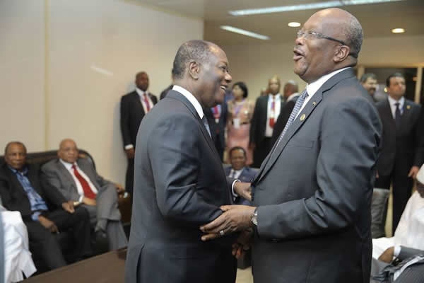 Les pr&eacute;sident ivoirien Alassane Ouattara et burkinab&eacute; Roche Kabor&eacute;