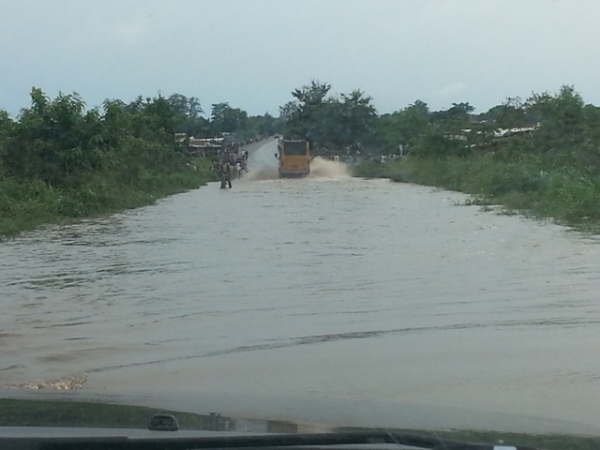 Un aper&ccedil;u du tron&ccedil;on de l'axe Bouafl&eacute;-Daloa inond&eacute; par les eaux de pluie