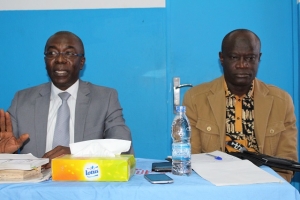 Le juge Dizoua (&agrave; gauche) animant une conf&eacute;rence (Ph. AIP)