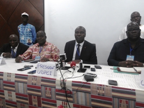 Dr Albert Mabri Toikeusse et les membres du bureau politique.