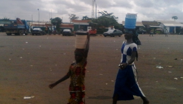 C&ocirc;te d&rsquo;Ivoire : Des mineures &lsquo;&rsquo;scolarisables&rsquo;&rsquo; vendent des sachets d&rsquo;eau &agrave; Grand-Lahou