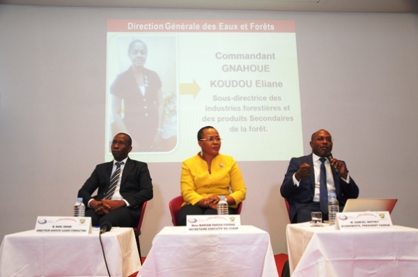 Les panelistes : Marc Amand, directeur associ&eacute; du Cabinet Ileads Consulting, Mariam Fofana Fadiga du secr&eacute;tariat ex&eacute;cutif du CCESP, Samuel Marthey, le lundi 10 avril &agrave; Abidjan