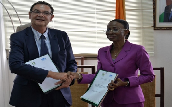 Le ministre Ly-Ramata Bakayoko en compagnie du repr&eacute;sentant de l'IRD