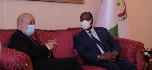 Le Drian r&eacute;it&egrave;re l&rsquo;engagement de la France &agrave; soutenir les grands chantiers de sa coop&eacute;ration avec la C&ocirc;te d&rsquo;Ivoire