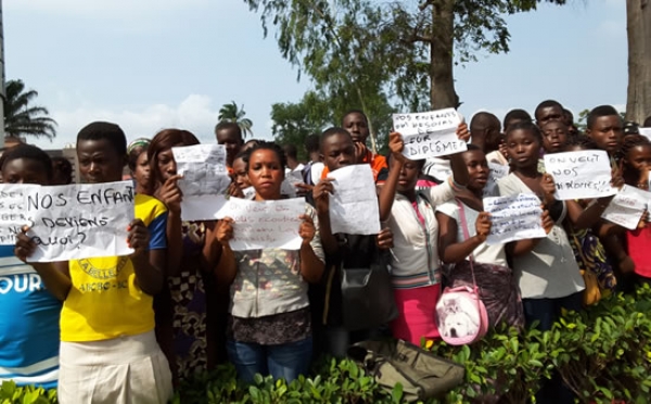 Les parents d'&eacute;l&egrave;ves sollicitant la cl&eacute;mence du ministre apr&egrave;s la fraude de leurs enfants &agrave; un examen (Ph AIP)