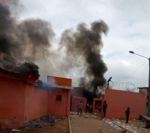 C&ocirc;te d'Ivoire-"NON A LA VIOLENCE" : Une agence de la CIE pill&eacute;e et incendi&eacute;e par des manifestants &agrave; Bouak&eacute;