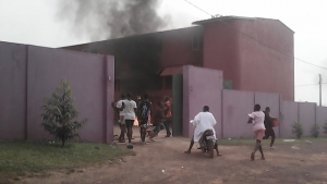 Des &eacute;meutiers ont tentant d'incendier cet h&ocirc;tel appartenant au maire de Divo