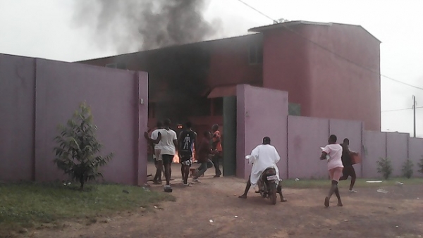 Des &eacute;meutiers ont tentant d'incendier cet h&ocirc;tel appartenant au maire de Divo