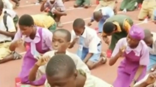 Les m&eacute;decins volontaires de l&rsquo;ONG apprennent aux enfants comment il faut se brosser