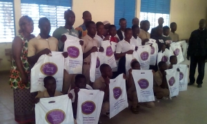 R&eacute;gion du Bafing : Des femmes chr&eacute;tiennes offrent des fournitures scolaires &agrave; des &eacute;l&egrave;ves d&eacute;munis