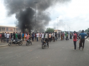 Des manifestants devant les locaux de la CIE &agrave; Yamoussoukro, le 19 juillet 2016