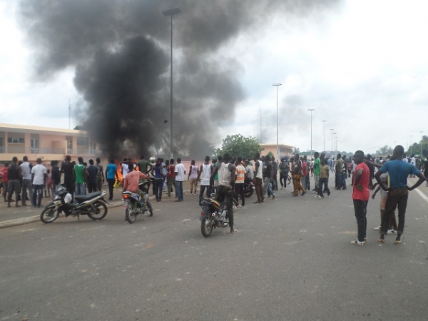 Des manifestants devant les locaux de la CIE &agrave; Yamoussoukro, le 19 juillet 2016