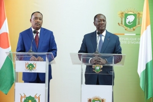 Les pr&eacute;sident ivoirien Alassane Ouattara (&agrave; gauche) et nig&eacute;rien Mahamadou issoufou ont &eacute;chang&eacute; sur la mise en place d'une force mixte pour lib&eacute;rer le Nord Mali