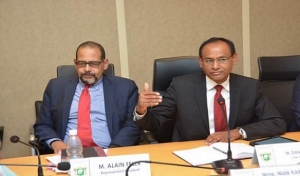 Le chef de mission du FMI, Dan Ghura  (au micro)