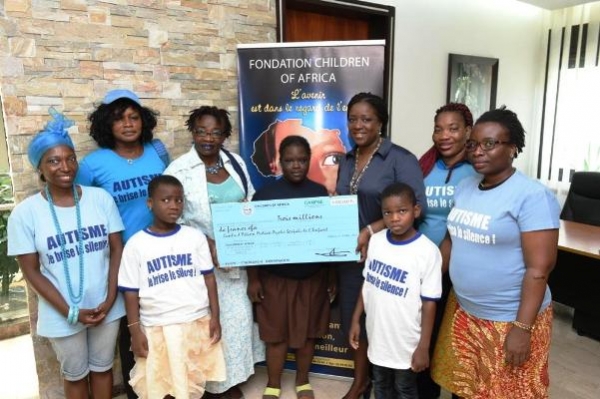 La Fondation Children Of Africa a offert un ch&egrave;que d&rsquo;une valeur de 3 millions F CFA au Centre d&rsquo;Action M&eacute;dico-Psycho-Sociale pour la prise en charge des enfants victimes d&rsquo;autisme, le jeudi 30 mars 2017