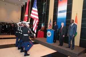 L'ambassadeur des USA en C&ocirc;te d'Ivoire, Terrence McCulley (Centre), &agrave; c&ocirc;t&eacute; du ministre ivoirien des Affaires &eacute;trang&egrave;res, Albert Mabri Toikeuse (gauche)